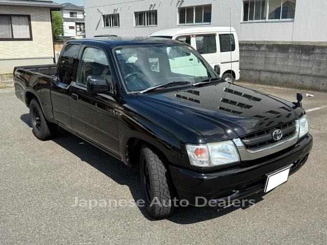 TOYOTA HILUX SPORTS PICK UP