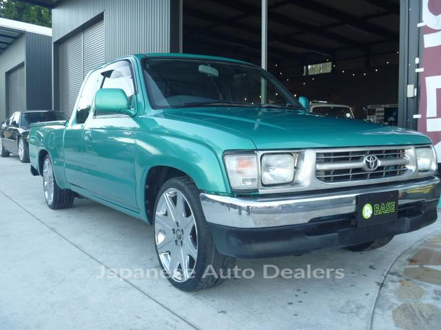 TOYOTA HILUX SPORTS PICK UP