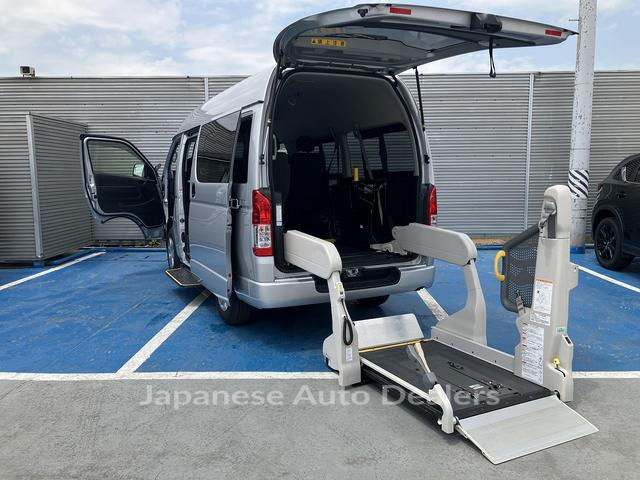 TOYOTA HIACE VAN