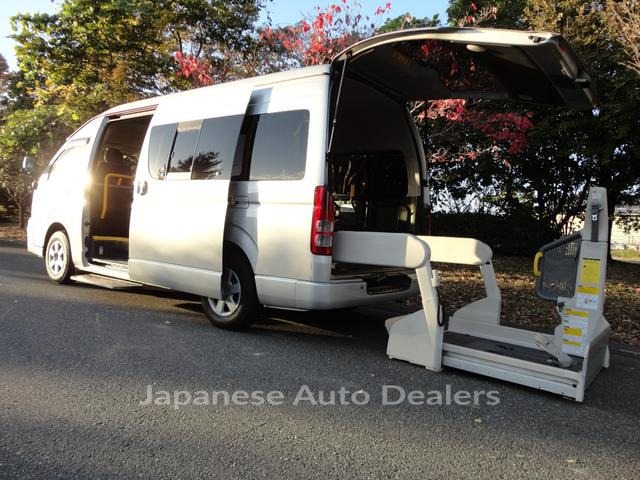 TOYOTA HIACE COMMUTER