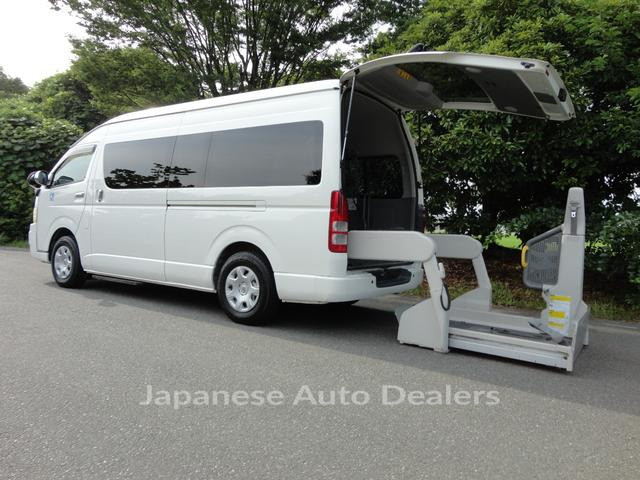 TOYOTA HIACE COMMUTER